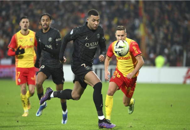 姆巴佩助攻巴科拉，巴黎圣日耳曼2-0胜朗斯，稳居法甲榜首